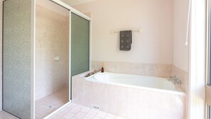 Bathtub, towels - Corner Haven –  just 300m to the beach (Callala Beach)