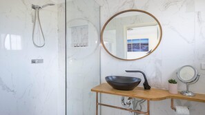 Bathtub, hair dryer, towels - Kendalls Beach Haven (Kiama)