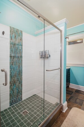 Shower, hair dryer, towels, soap - Private suite for 1–2 w/ secret patio & gas firepit (Portland)
