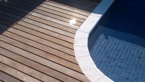 A wooden deck with a pool. - 4 SUITES WITH ARCOND SPLIT, WI-FI, SKY, SOLARIUM POOL. NEAR THE BEACH (Bertioga)