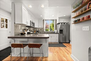 Frigorífico, microondas, horno y placa de cocina
