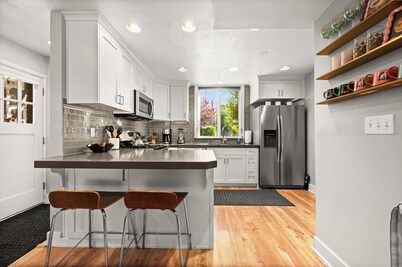 Gorgeous Downtown Home near Convention Ctr, State Capitol, Shopping & Food!