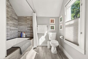 Combinazione doccia/vasca, asciugacapelli, asciugamani, sapone