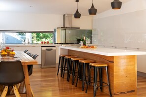 Fridge, microwave, oven, stovetop - TIMARU LUXURY, SIMPLY RELAX, ENJOY THE TRANQUILITY IN SORRENTO (Sorrento)