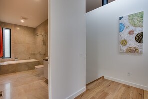 Bathtub, jetted tub, hair dryer, towels - TIMARU LUXURY, SIMPLY RELAX, ENJOY THE TRANQUILITY IN SORRENTO (Sorrento)