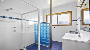 Ensemble douche/baignoire, sèche-cheveux, serviettes fournies