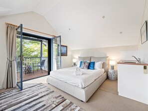 5 bedrooms, iron/ironing board, free WiFi