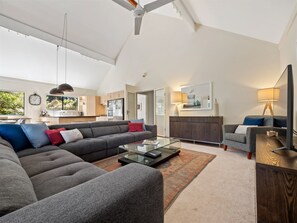 TV - The River House - In the heart of Margaret River - idyllic getaway for families (Margaret River)