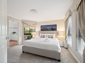 5 bedrooms, iron/ironing board, free WiFi - The River House - In the heart of Margaret River - idyllic getaway for families (Margaret River)