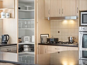 Microwave, oven, dishwasher, coffee/tea maker