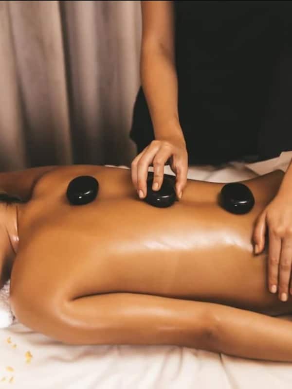 Soins corporels, soins d'aromathérapie, massages aux pierres chaudes