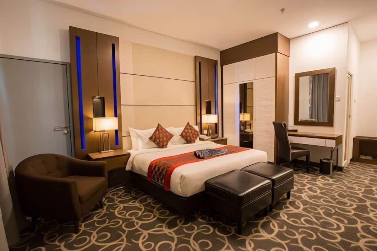 In-room safe, desk, iron/ironing board