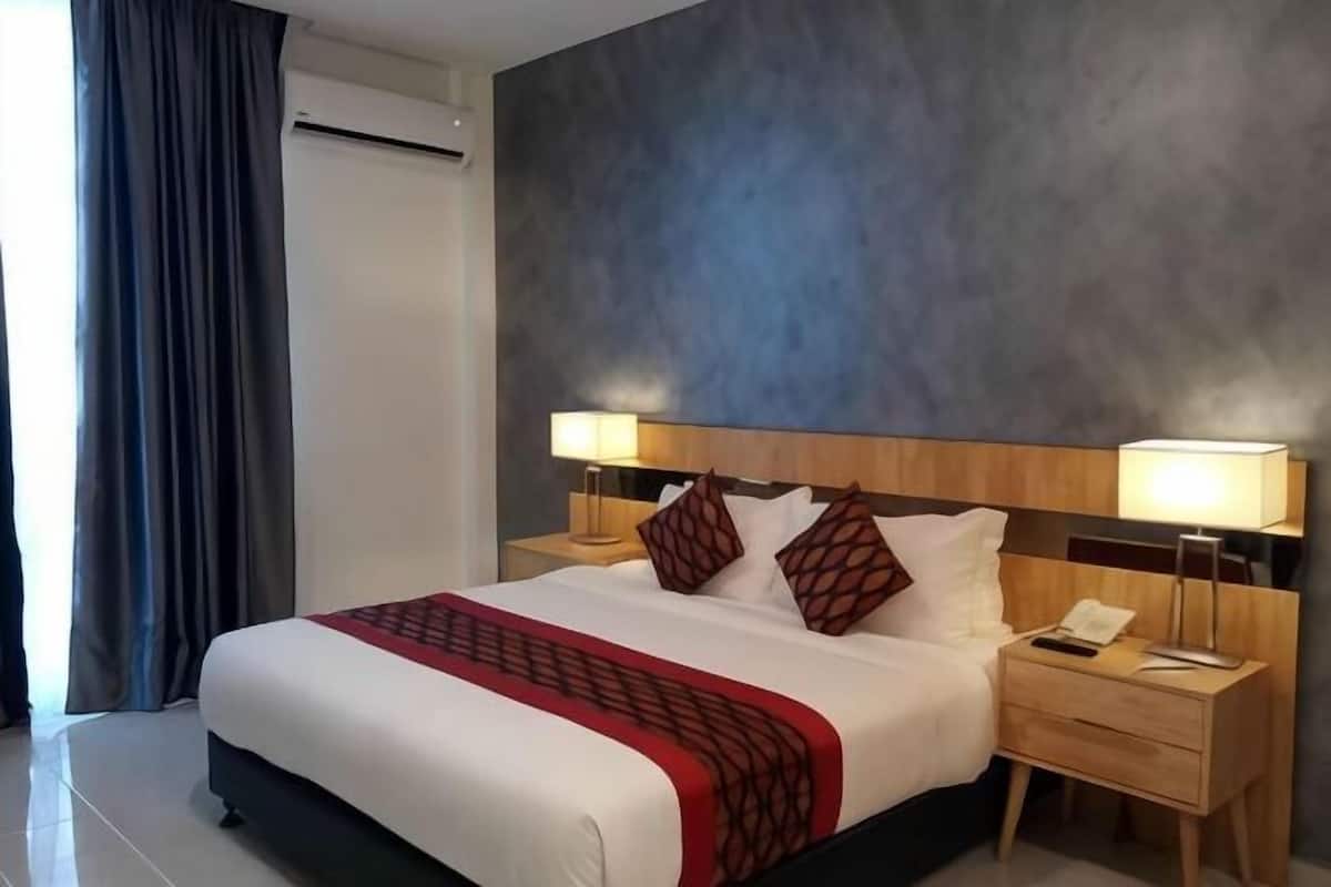 In-room safe, desk, iron/ironing board