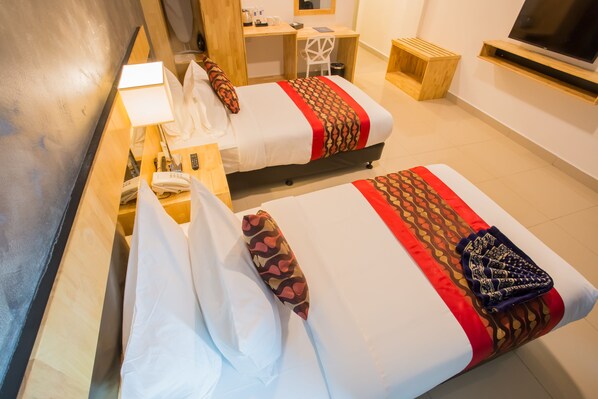 Kahden hengen deluxe-huone (kaksi sänkyä) | Tallelokero huoneessa, työpöytä, silitysrauta/-lauta, ilmainen Wi-Fi