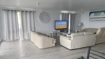Fernseher, Tischfußball, Tischtennisplatte