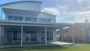Un edificio moderno de dos pisos con amplios ventanales y techo plano.