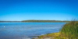 Beach - Dolphin Breeze – pet friendly (Culburra Beach)