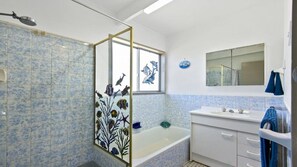 Baignoire, sèche-cheveux, serviettes fournies
