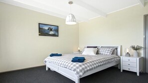 3 bedrooms, iron/ironing board, WiFi, bed sheets