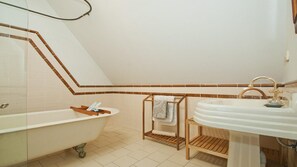 Bathtub, hair dryer, towels - Izba - on the foreshore of Callala Bay (Callala Bay)