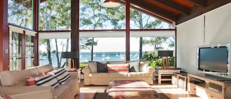 Televisión, chimenea, mesa de ping pong