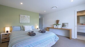 4 habitaciones, tabla de planchar con plancha, cuna de viaje y wifi 