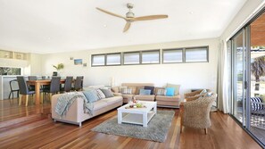 TV, fireplace, Netflix, streaming services - Isthmus on North Kiama Drive  - On the beach, swimming pool, quiet location, close to the river (Kiama Downs)