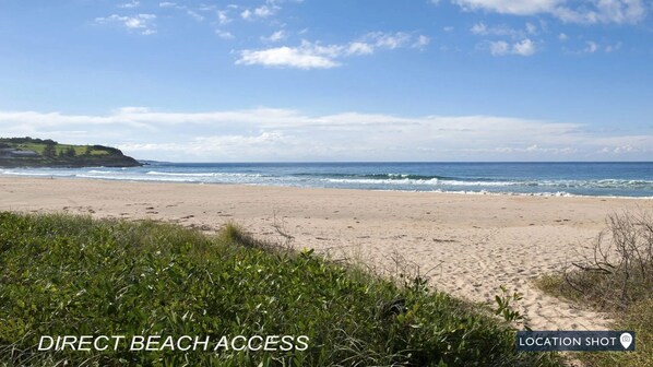 A beach with direct access to the shore, a clear sky, and a calm sea. - Isthmus on North Kiama Drive  - On the beach, swimming pool, quiet location, close to the river (Kiama Downs)