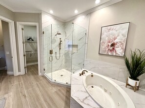 Shower, jetted bath, hair dryer, bidet - 2nd Row luxury home with pool, tiki bar, private beach boardwalk- 30 Knotts Way (Hilton Head Island)