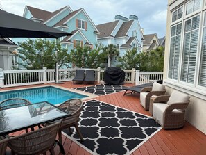 Outdoor dining - 2nd Row luxury home with pool, tiki bar, private beach boardwalk- 30 Knotts Way (Hilton Head Island)