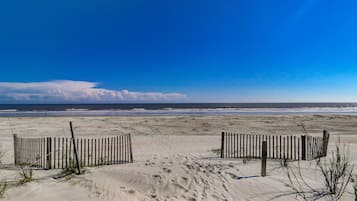 En la playa, camastros y toallas de playa