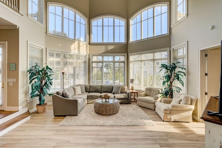 Smart TV. 2nd Row luxury home with pool, tiki bar, private beach boardwalk- 30 Knotts Way