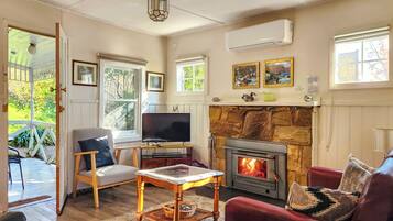 Smart-TV, Kamin, Netflix, DVD-Player
