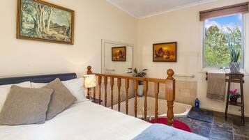 2 bedrooms, iron/ironing board, free WiFi, bed sheets