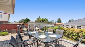 Outdoor dining - Time To Unwind – cute beach house (Culburra Beach)