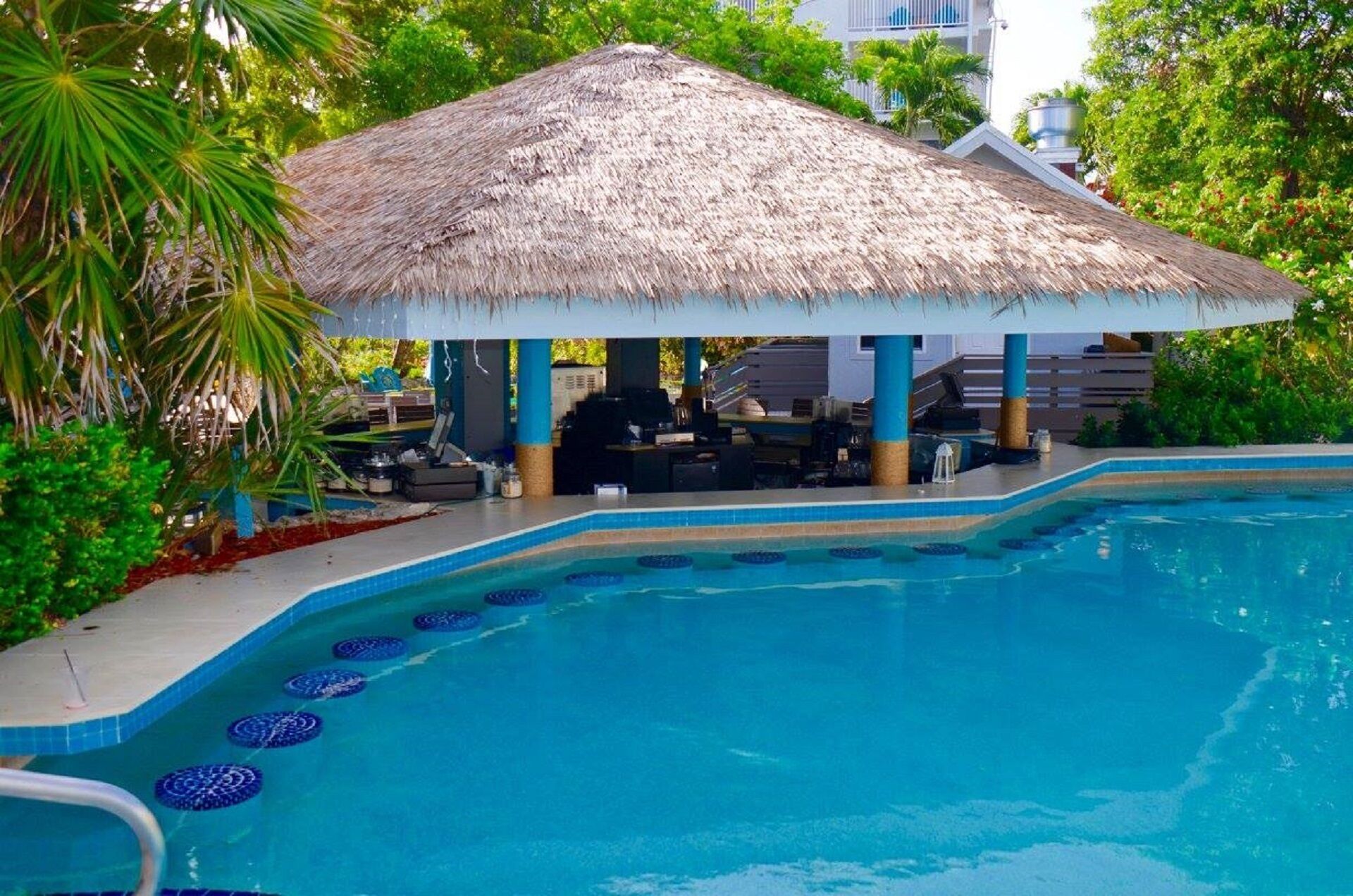 Utendørsbasseng og solsenger