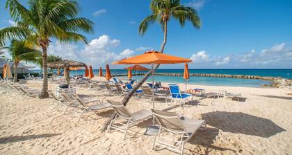 !!GRAND EMPLACEMENT ET VALEUR !! 7mile BEACH CONDO-à cÎté de * NOUVEAU * Resort sur 7mile Beach