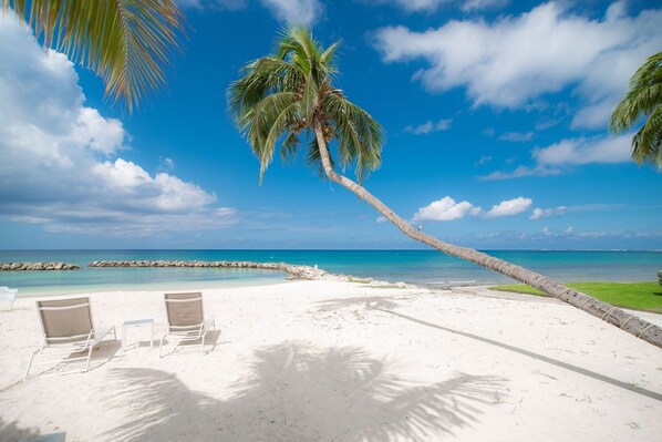 En la playa, camastros y toallas de playa 