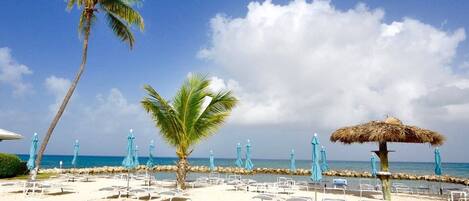 En la playa, camastros y toallas de playa