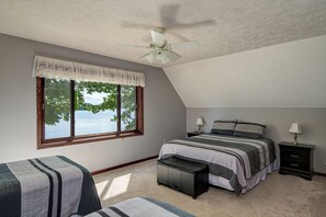 4 bedrooms, free WiFi, bed sheets, wheelchair access - Enjoy the Best of Both Worlds on Beautiful Silver Lake (Traverse City)