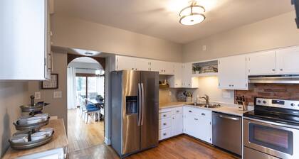 Golden Goose Huge 5+ BR 3 bath 3 Miles to Cincy