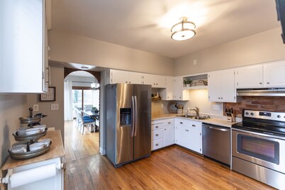 Golden Goose  Huge 5+ BR 3 bath 3 Miles to Cincy