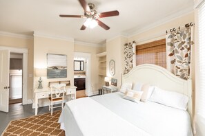 5 bedrooms, iron/ironing board, WiFi, bed sheets - Golden Goose  Huge 5+ BR 3 bath 3 Miles to Cincy (Covington)