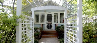 2 blocks to the beach and pet friendly.. Memories are Made Here