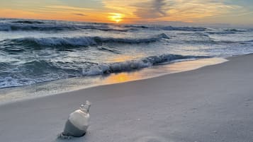 Nära stranden och solstolar