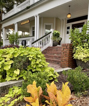 Exterior detail - In the Heart of Apalachicola~Walk Everywhere!~Ivory Pearl Suite~Majestic Jewel (Apalachicola)