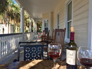Outdoor dining - In the Heart of Apalachicola~Walk Everywhere!~Ivory Pearl Suite~Majestic Jewel (Apalachicola)
