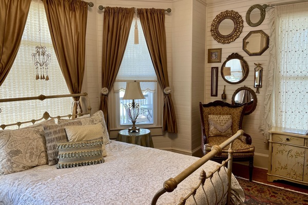 Cozy Ivory Pearl Suite has a QUEEN SIZE bed with fine linens and great pillows!