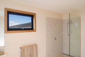 Bathtub, hair dryer, towels, soap - One Skyline Executive Residence (Grindelwald)
