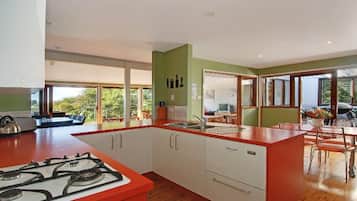 Refrigerador, microondas, horno, placa de cocina